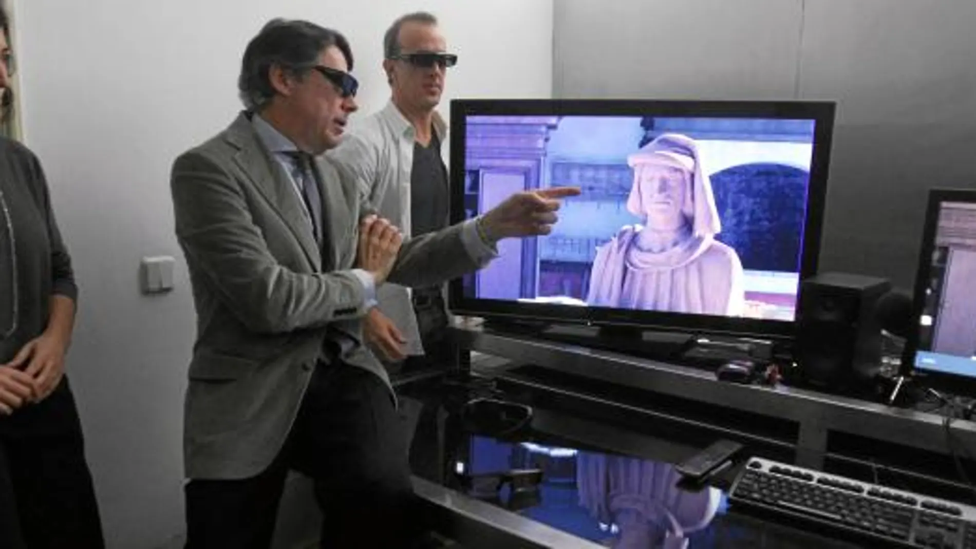 El presidente del Canal de Isabel II, Ignacio González, visitó ayer los estudios de la productora «El Ranchito» –ganadora de siete Goyas por sus efectos visuales en «Ágora» o «Mortadelo y Filemón»– donde se ha elaborado una película en 3D de Da Vinci para