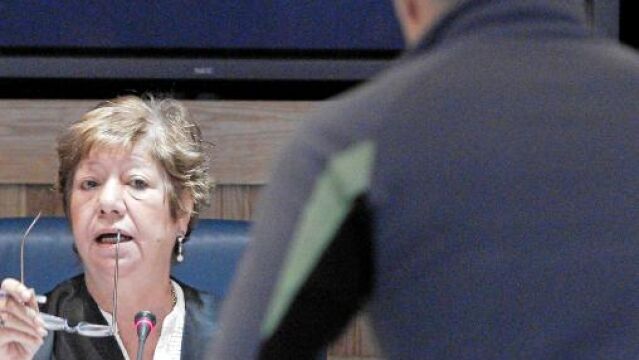 La presidenta del tribunal, Ángela Murillo, ayer, frente a «Txapote»