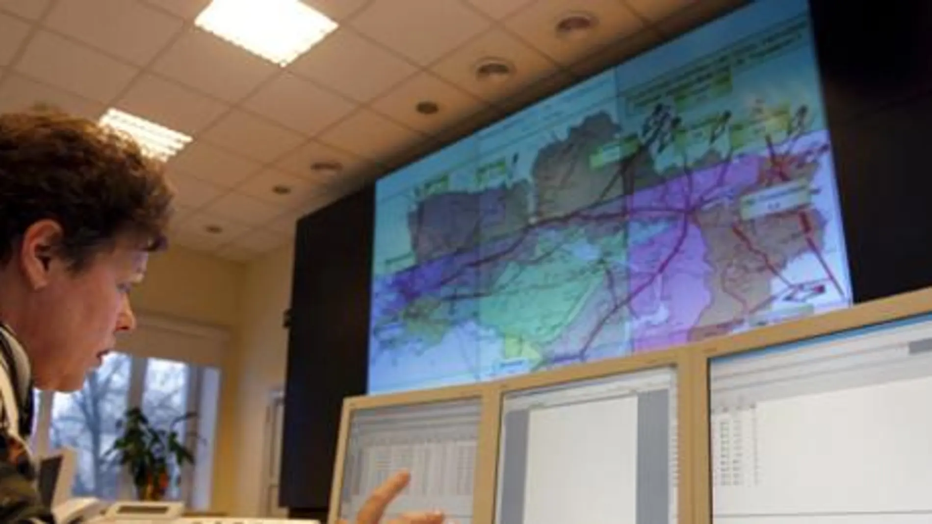 Una operadora monitorea las pantallas de control del tráfico de gas en Ucrania
