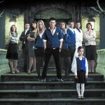 Los protagonistas de «El internado» ruso, en la escalinata de entrada al colegio