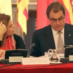 Soraya Saénz de Santamaría y el presidente de la Generalitat, Artur Mas, intercambiaron ayer unas tensas palabras antes del comienzo de la conferencia.