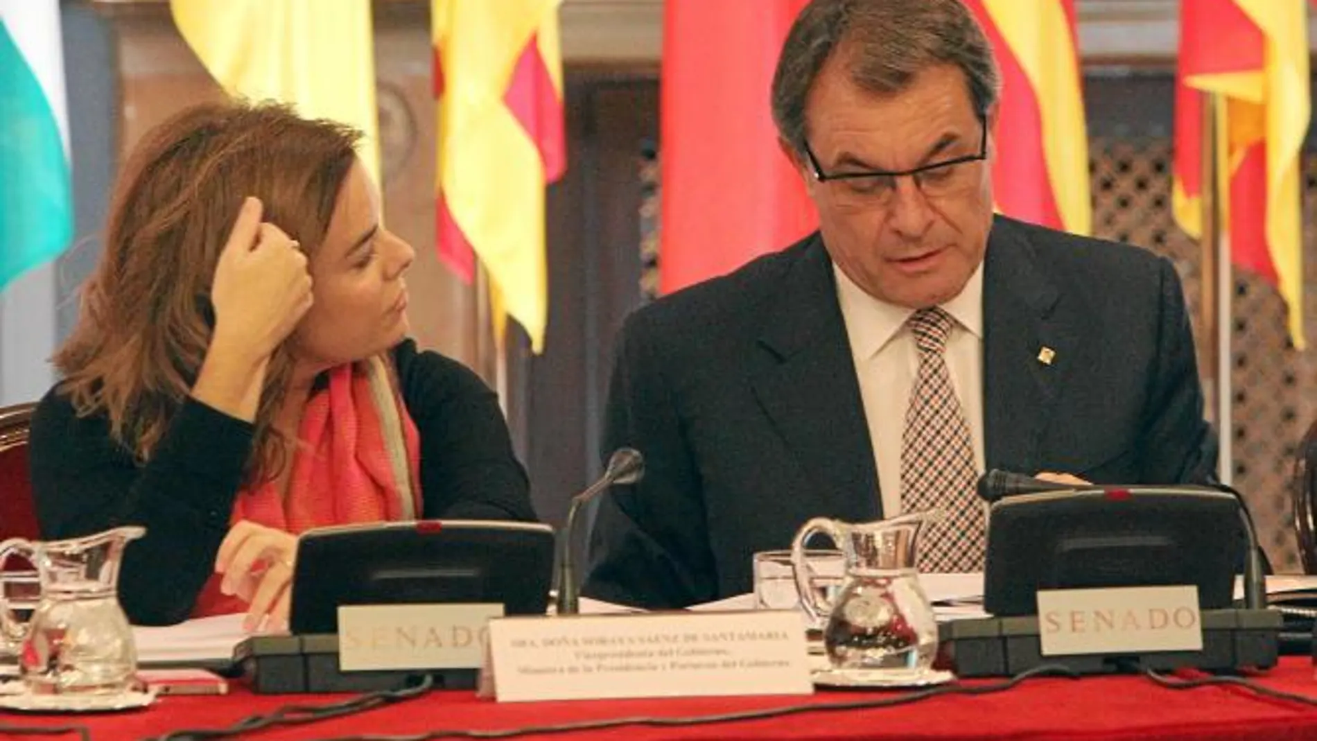 Soraya Saénz de Santamaría y el presidente de la Generalitat, Artur Mas, intercambiaron ayer unas tensas palabras antes del comienzo de la conferencia.
