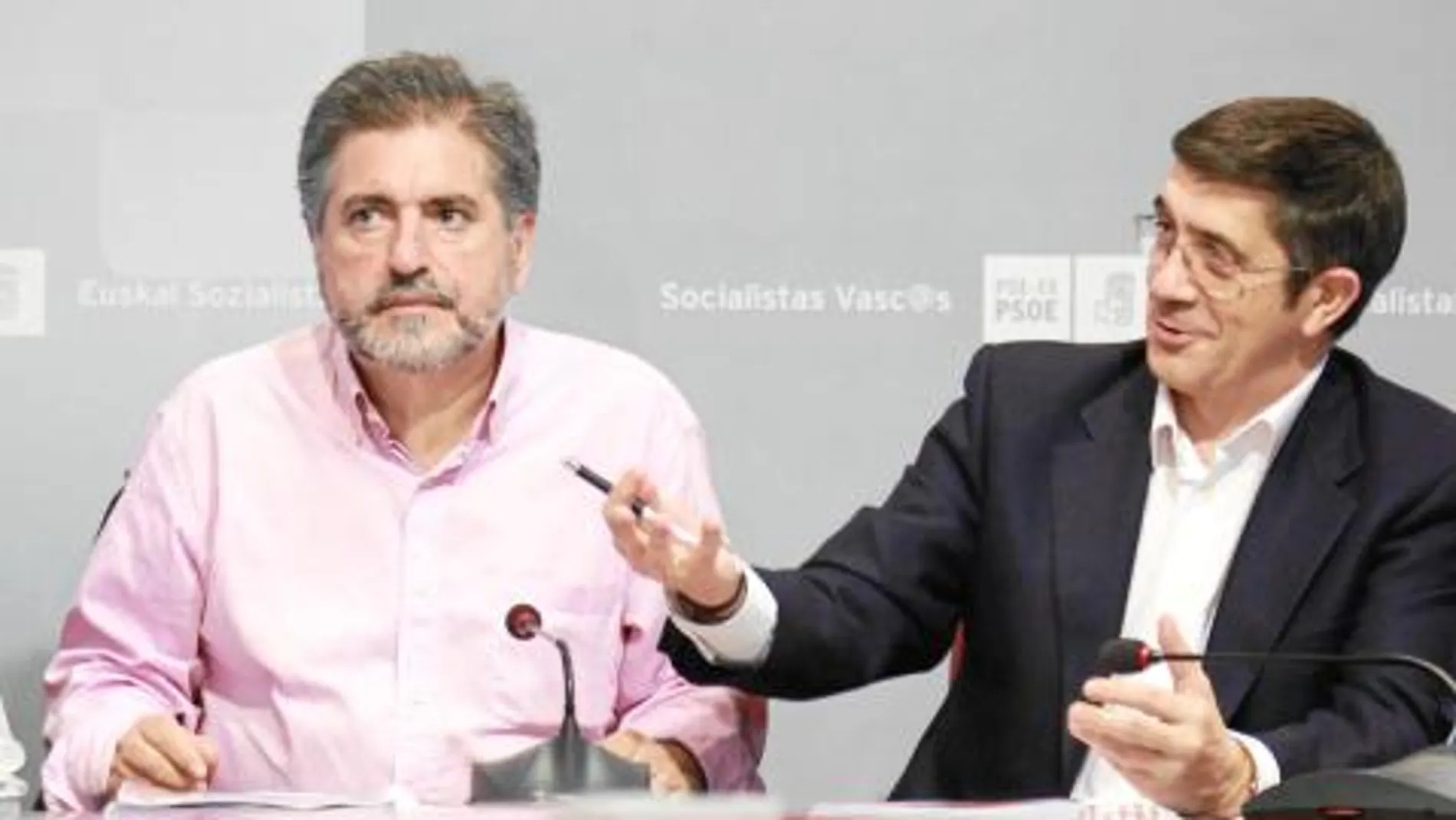 Patxi López ayer junto a Jesús Equiguren en la comparecencia tras la debacle electoral