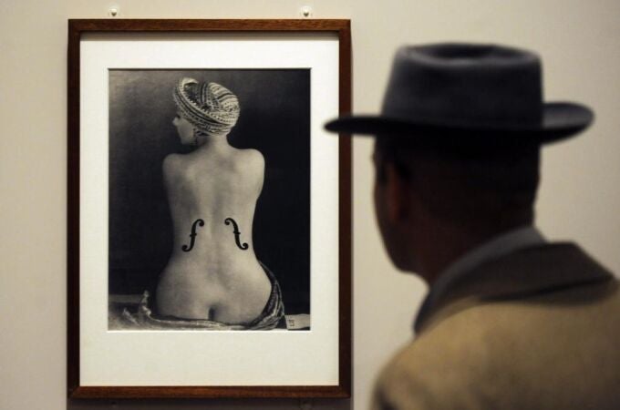 Un hombre observa la fotografía 'Le Violon d'Ingres'