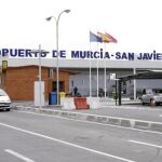 El protocolo establece que el tráfico civil se efectúe a través del Aeropuerto Internacional, ubicado en Corvera