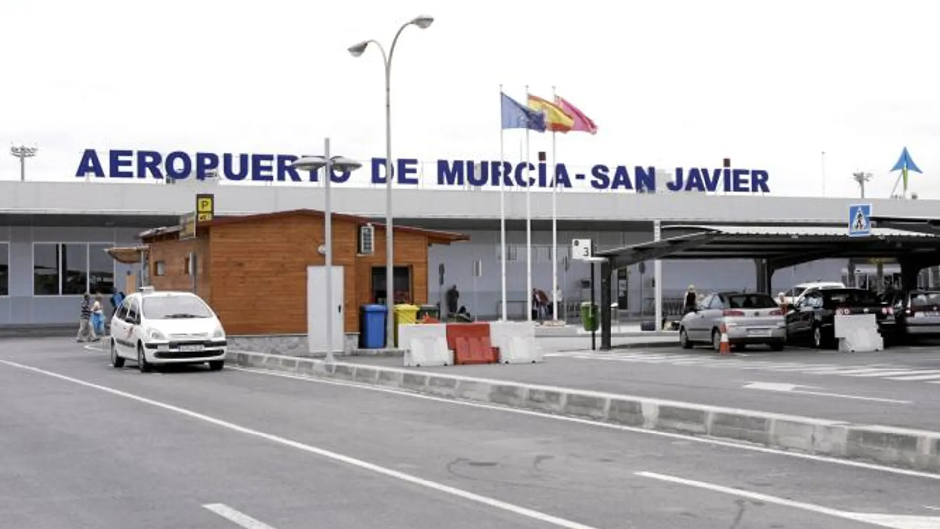 El protocolo establece que el tráfico civil se efectúe a través del Aeropuerto Internacional, ubicado en Corvera