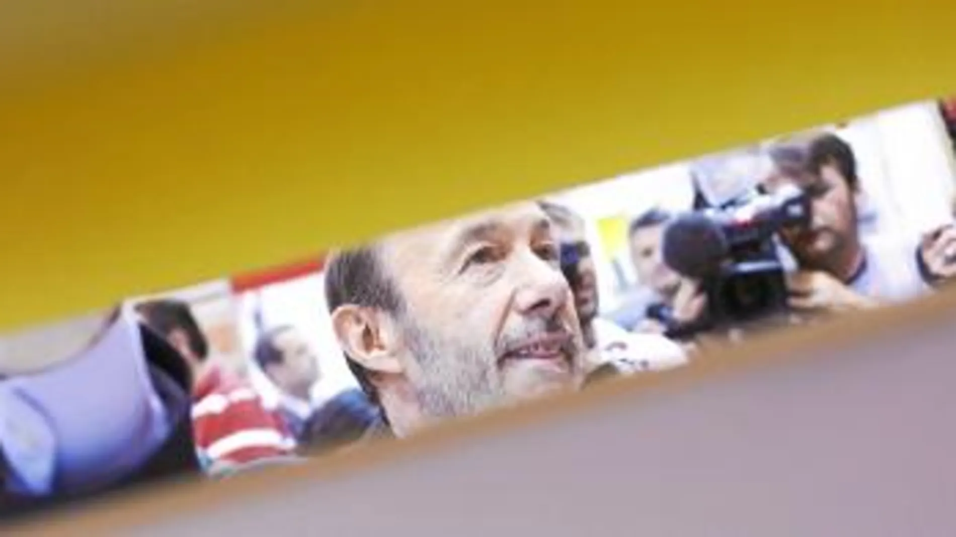 El candidato socialista durante su visita a la feria Internacional del Libro de Madrid