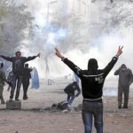 Los enfrentamientos entre los manifestantes y la Policía egipcia se hicieron más intensos en el día de ayer