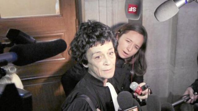 Su abogada y actual esposa, Isabelle Coutant-Peyre, responde a los periodistas tras la primera sesión en el Tribunal de lo Penal de París