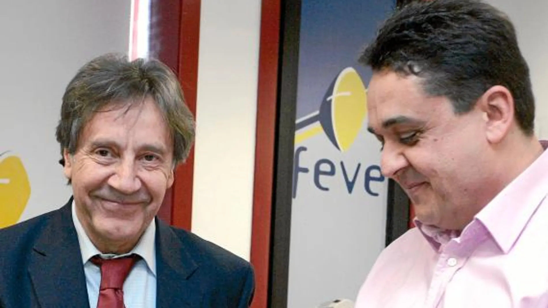 Ángel Villalba entrega uno de los diplomas de la primera promoción de conductores de tranvía del FEVE