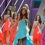 Miss Venezuela, obligada a cambiar de traje por ser demasiado transparente