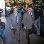 Diaz Alperi y su abogado entran en el Tribunal Superior de Justicia