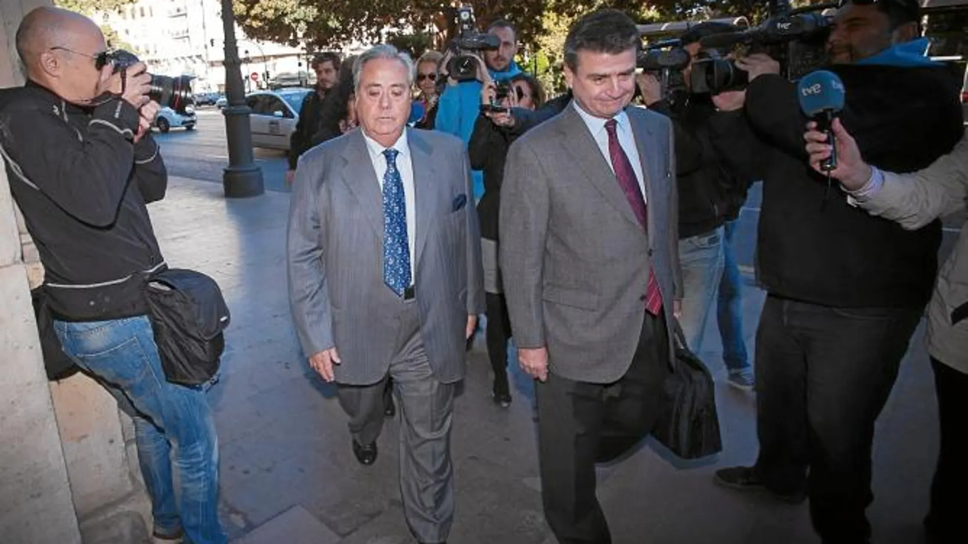 Diaz Alperi y su abogado entran en el Tribunal Superior de Justicia