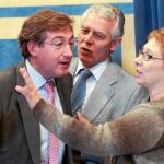 Rafael Carmona, del PP, conversa con Carmen Martínez Aguayo antes de la comisión parlamentaria de ayer