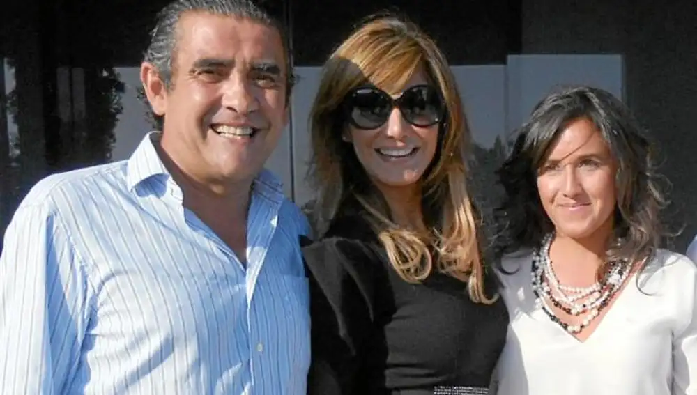 Jaime Martínez-Bordiú y su novia junto a Ivonne Reyes en Ibiza