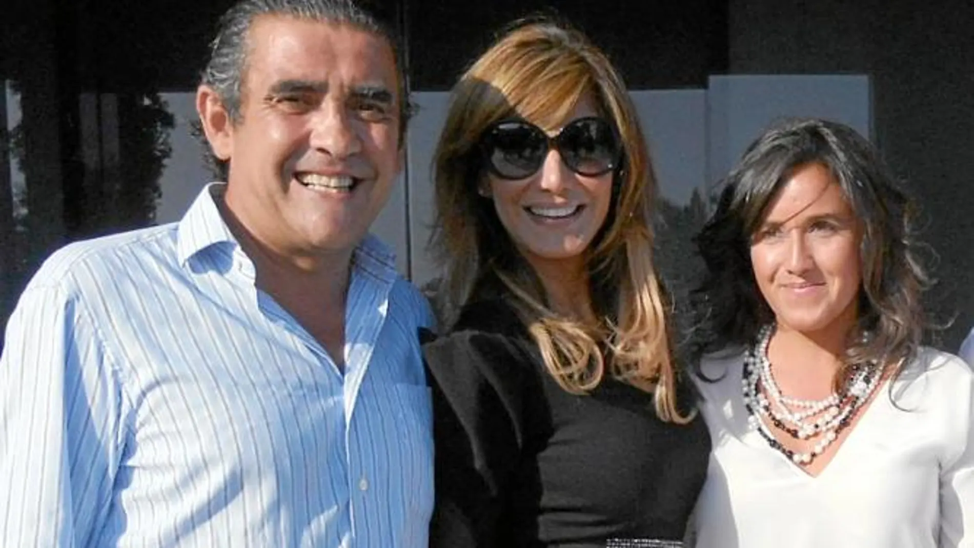 Jaime Martínez-Bordiú y su novia junto a Ivonne Reyes en Ibiza