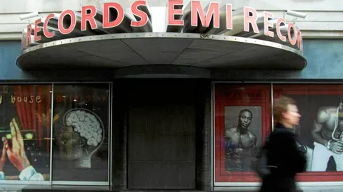 La entrada de la casa discográfica es un emblema de la ciudad de Londres