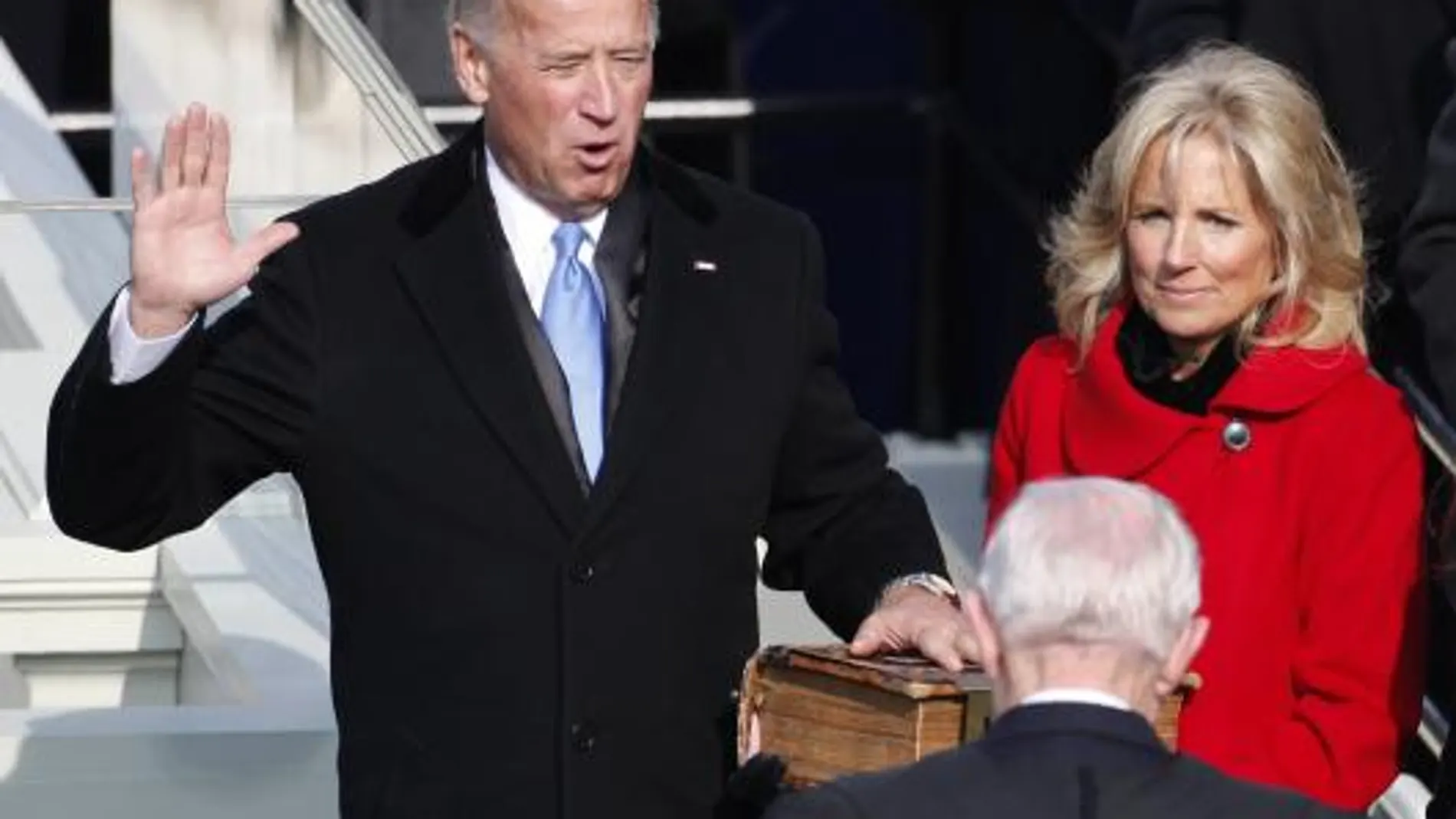 Joe Biden jura sobre su Biblia familiar su cargo como vicepresidente de EEUU