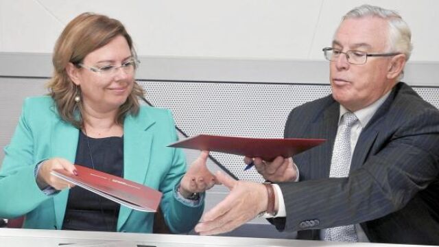 La alcaldesa de San Pedro del Pinatar, Visitación Martínez, y el rector de la Universidad, José Antonio Cobacho, en la presentación