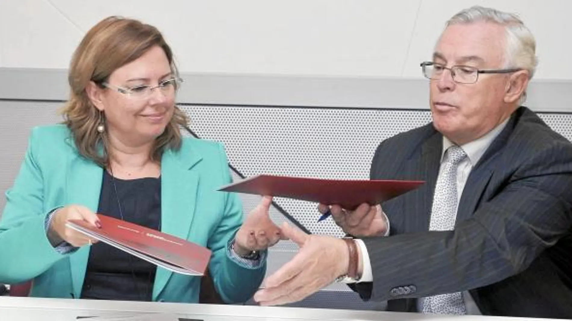 La alcaldesa de San Pedro del Pinatar, Visitación Martínez, y el rector de la Universidad, José Antonio Cobacho, en la presentación