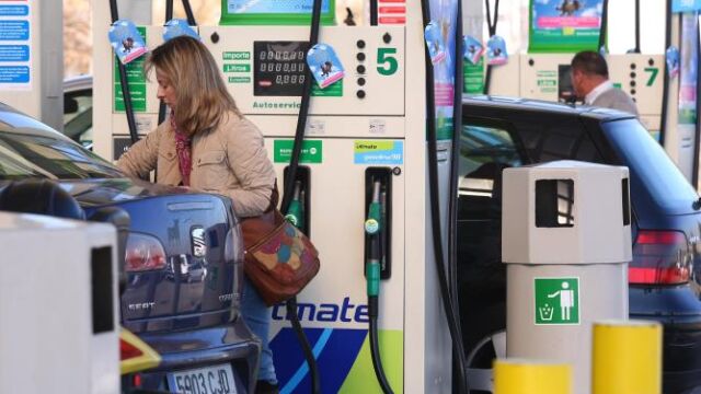 Clientes repostando en una gasolinera.