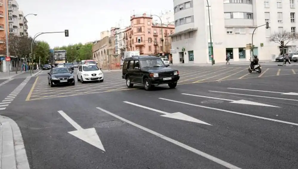 El sentido único seguirá en Luis Montoto hasta el cruce de El Corte Inglés