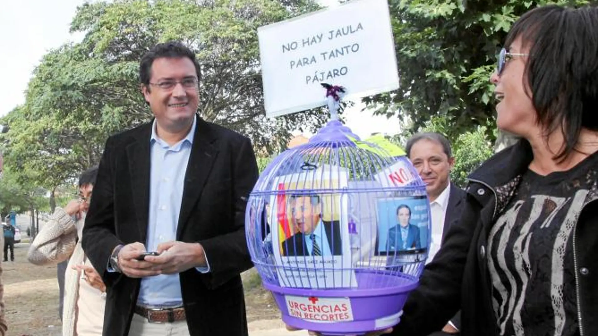Óscar López y Juan Luis Gordo, ayer en Ayllón, protestan contra los recortes del Gobierno en Sanidad