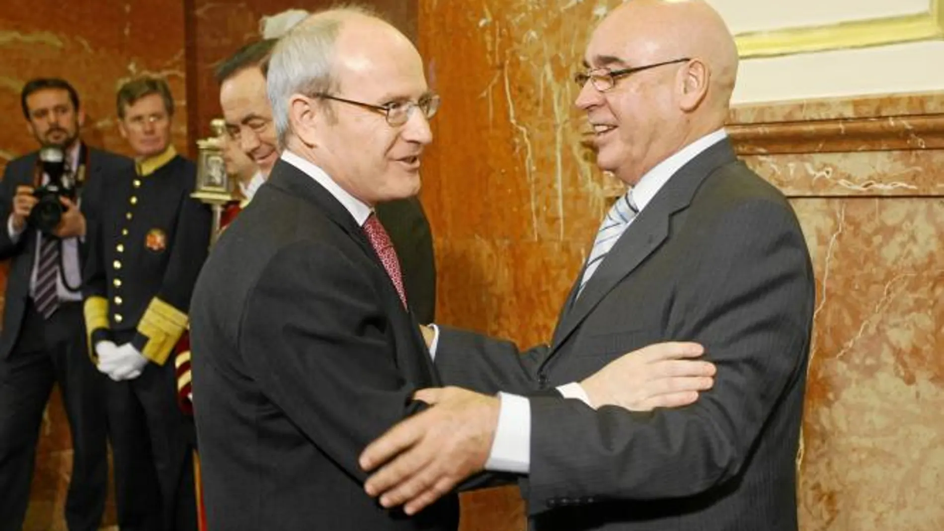 Montilla en el acto institucional de 2009 saludando al presidente del Senado, Javier Rojo