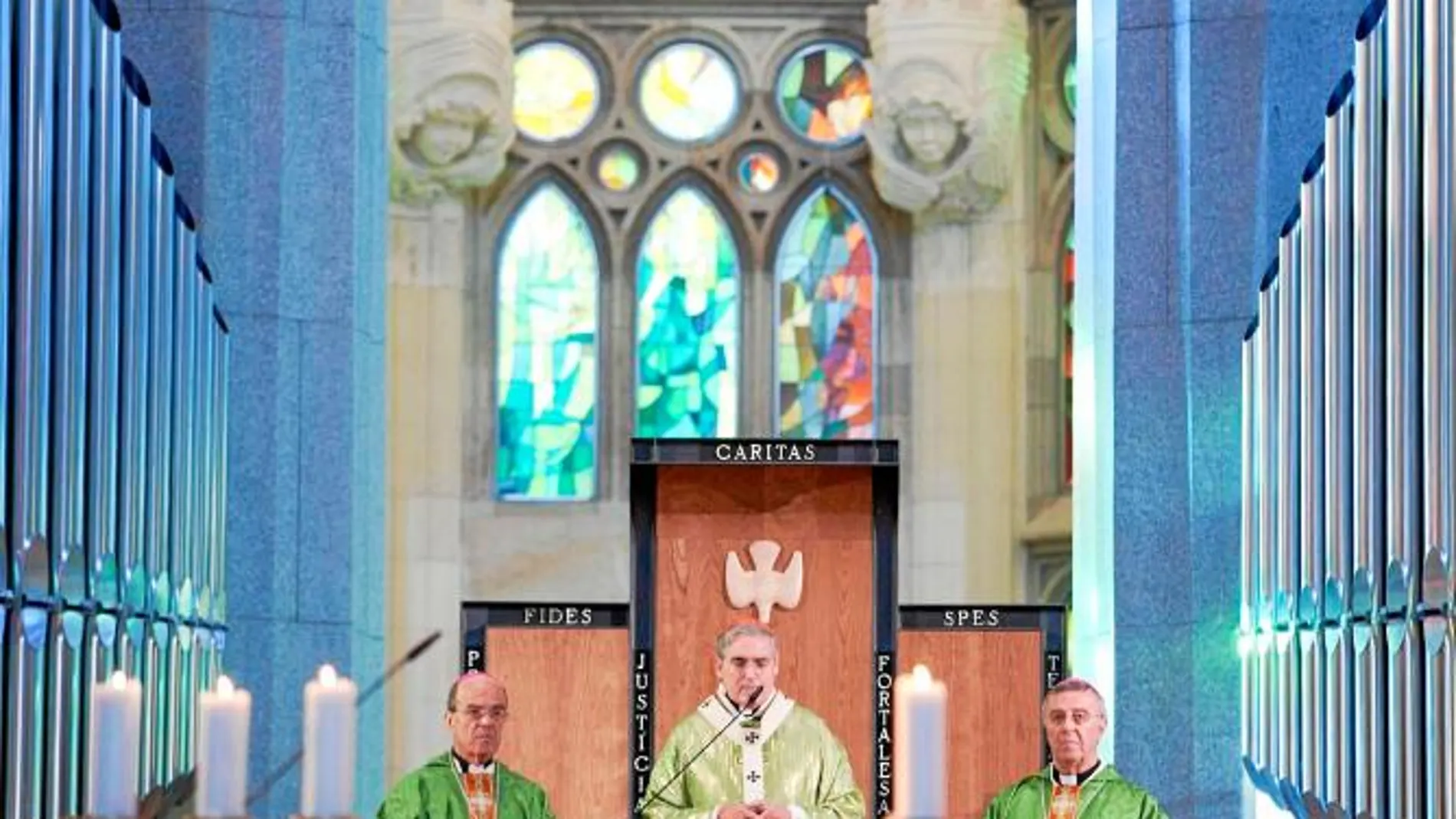 El cardenal arzobispo ofició una misa en la Sagrada Familia