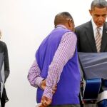 LA IMAGEN El presidente de Estados Unidos, el demócrata Barack Obama, acudió ayer al Centro Comunitario Martin Luther King de Chicago para votar por anticipado