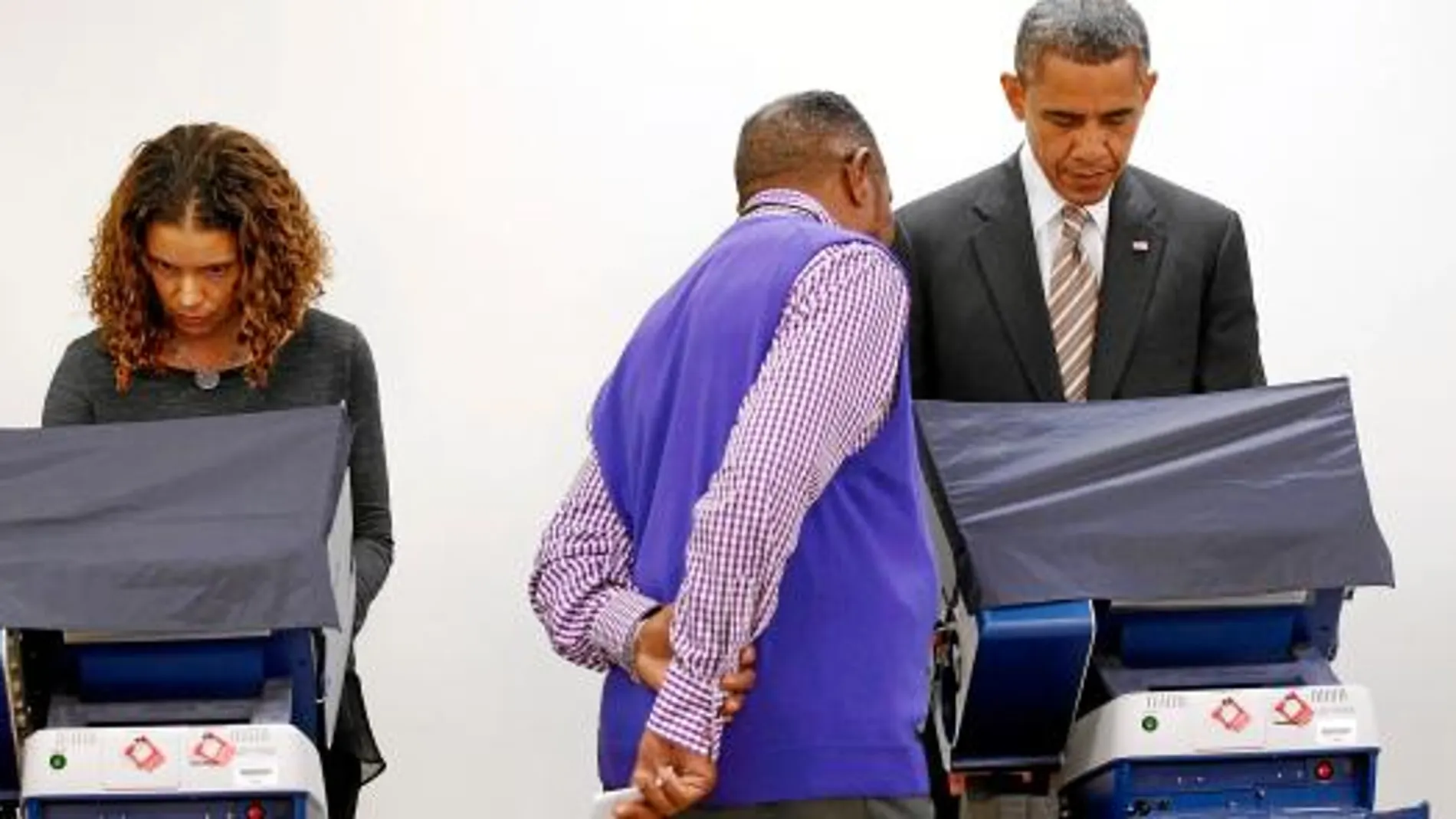 LA IMAGEN El presidente de Estados Unidos, el demócrata Barack Obama, acudió ayer al Centro Comunitario Martin Luther King de Chicago para votar por anticipado