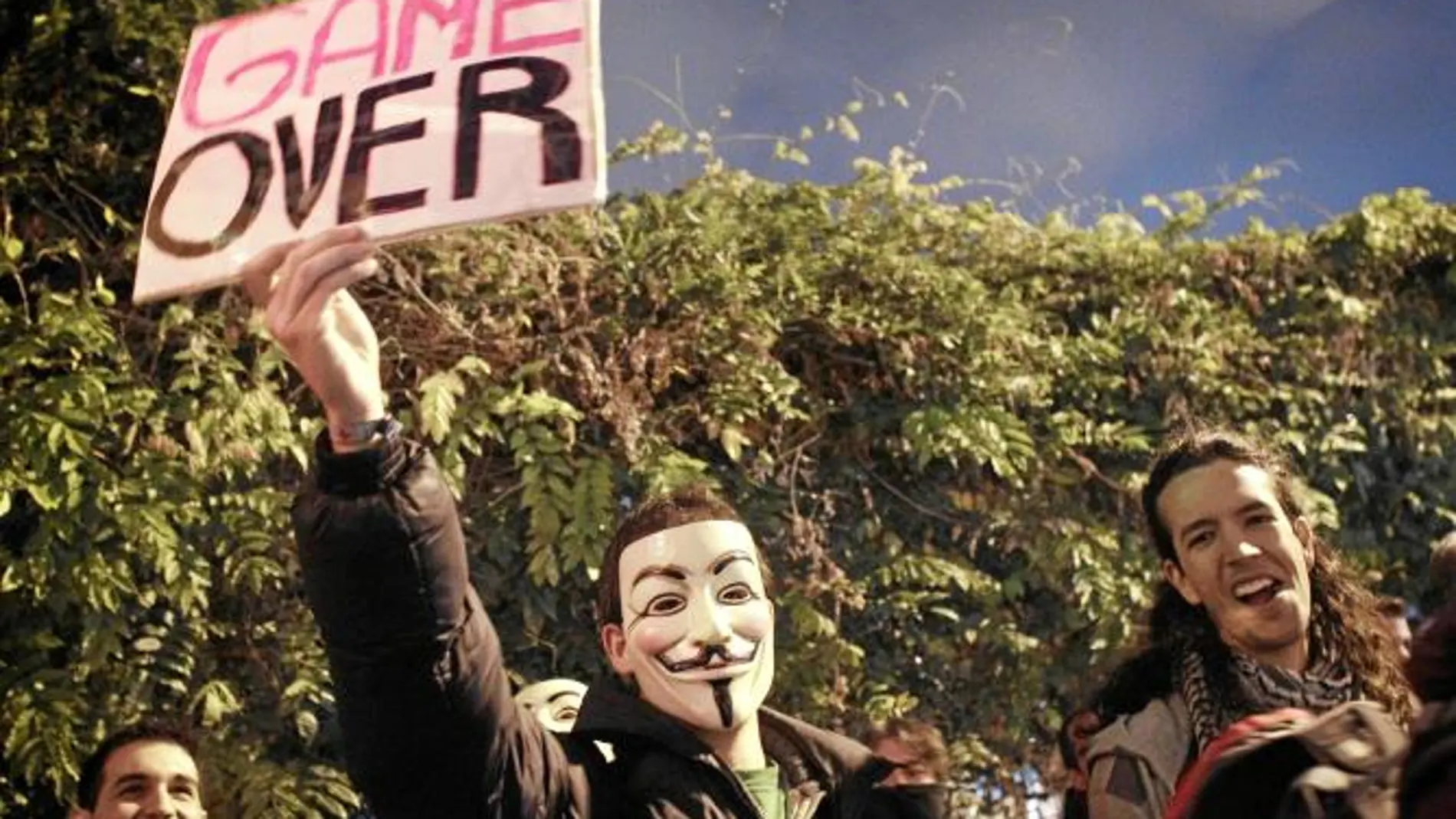 Imagen de un grupo de «Anonymus» e «indignados» en el Campo de las Naciones antes del debate