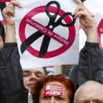 Los médicos catalanes aseguran que los recortes están asfixiando a la sanidad