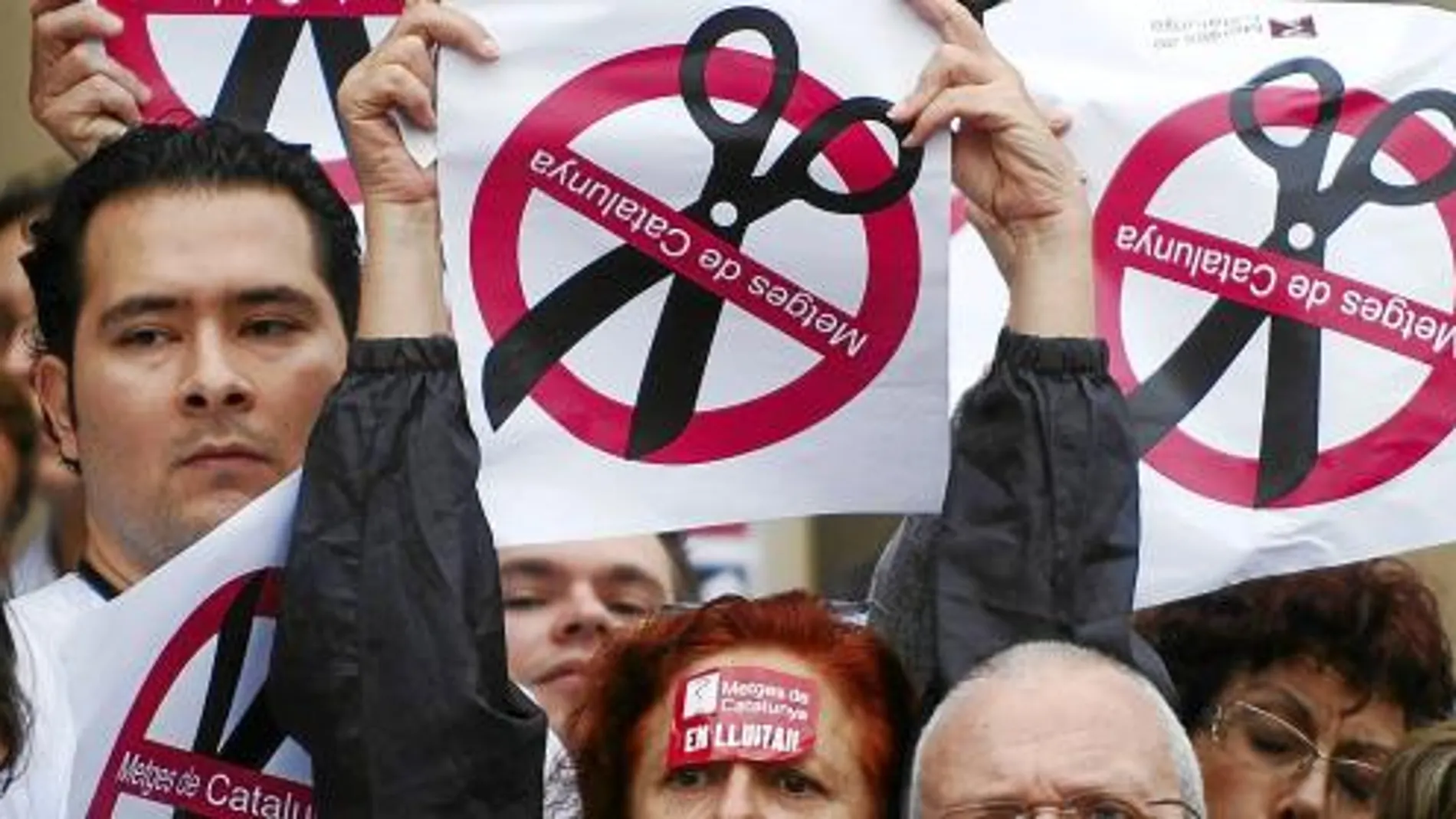 Los médicos catalanes aseguran que los recortes están asfixiando a la sanidad