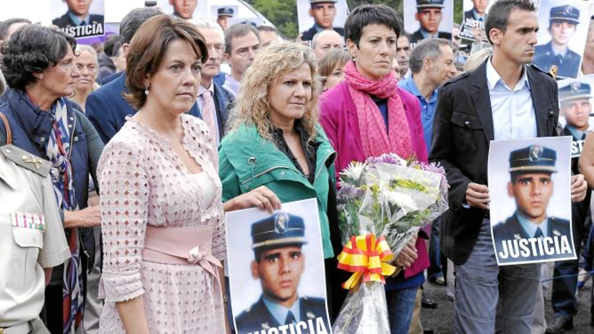 La presidenta de Navarra, Yolanda Barcina junto a María José Rama, viuda de Beiros en un homenaje en Leiza
