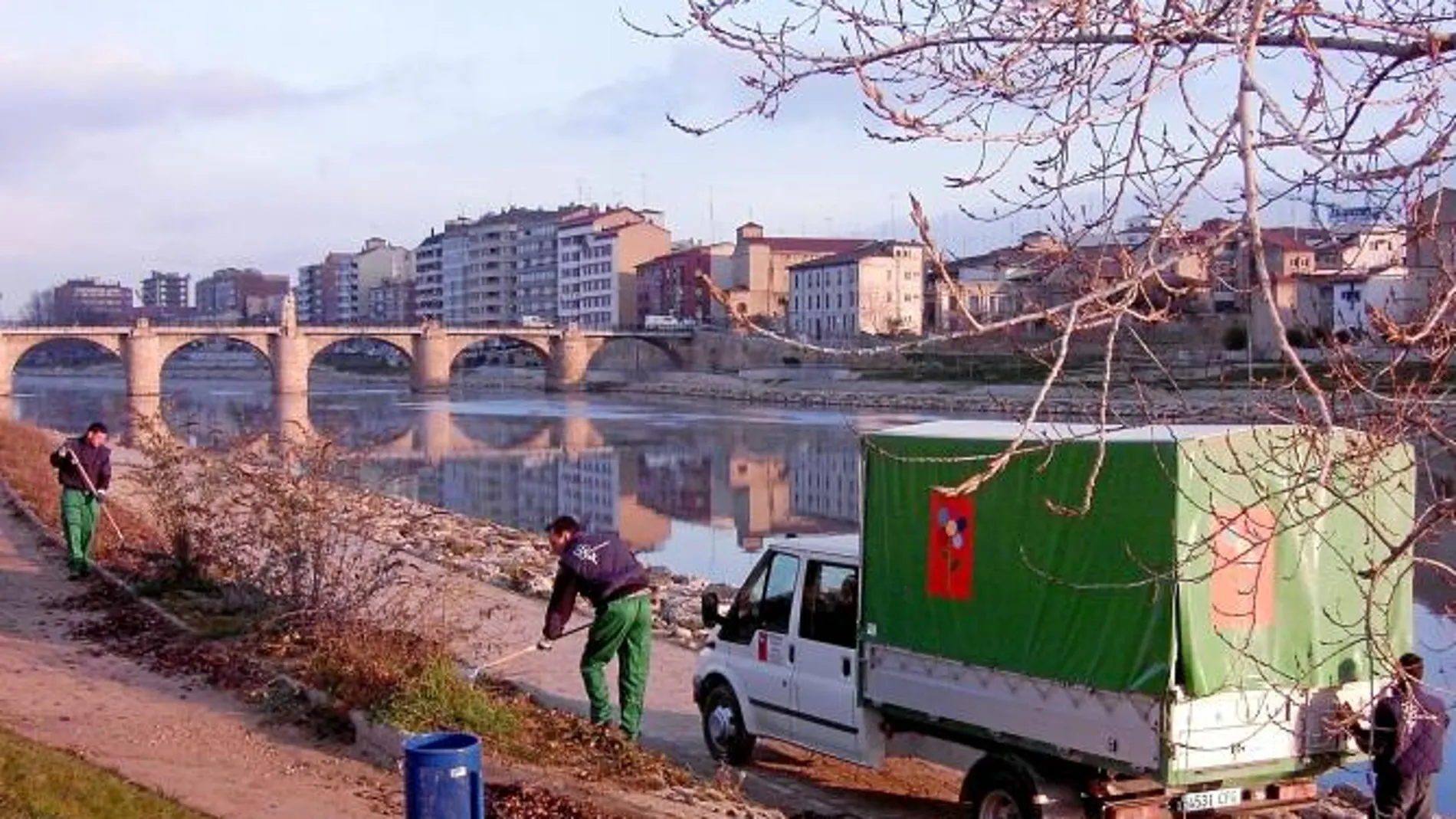 Varias personas con discapacidad realizan tareas de limpieza en las riberas del río