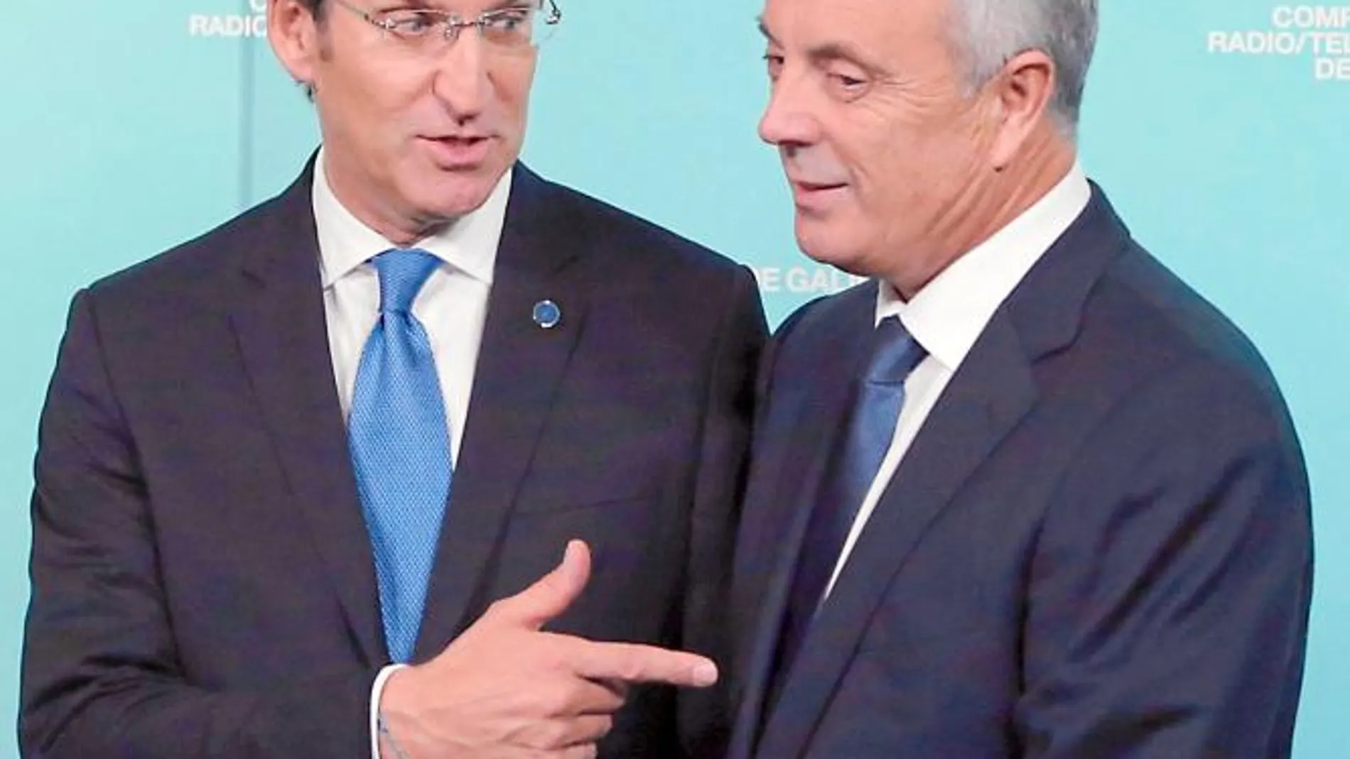 Feijóo y Vázquez se saludan antes de iniciarse el debate
