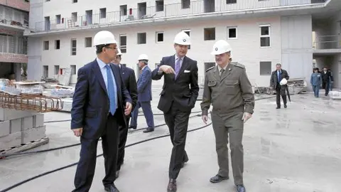 Fernández de Mesa (c), junto a Joaquín Bascuñana (i)