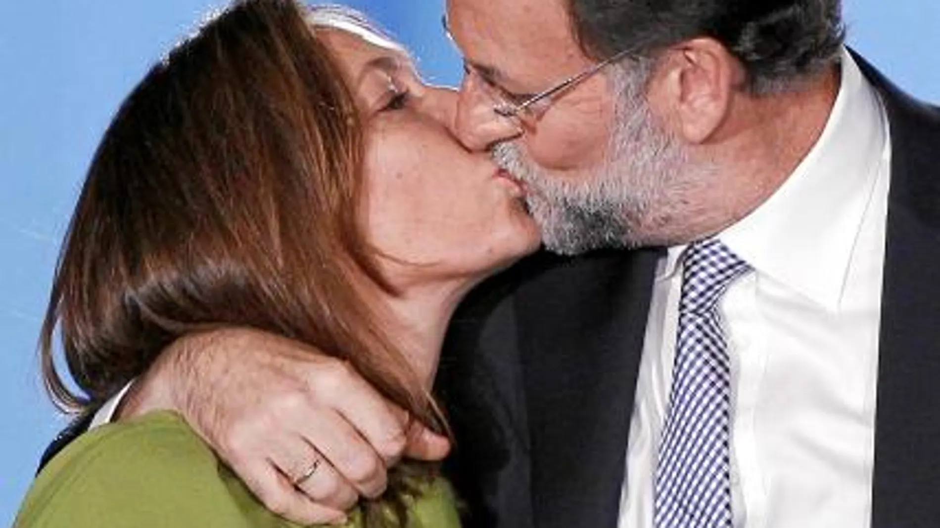 Una de las imágenes de la noche electoral que será recordada es la del beso entre Viri y Mariano Rajoy en el balcón de Génova
