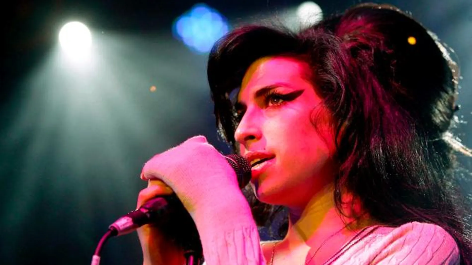A subasta el vestido que llevó Amy Winehouse en la portada de «Back to black»