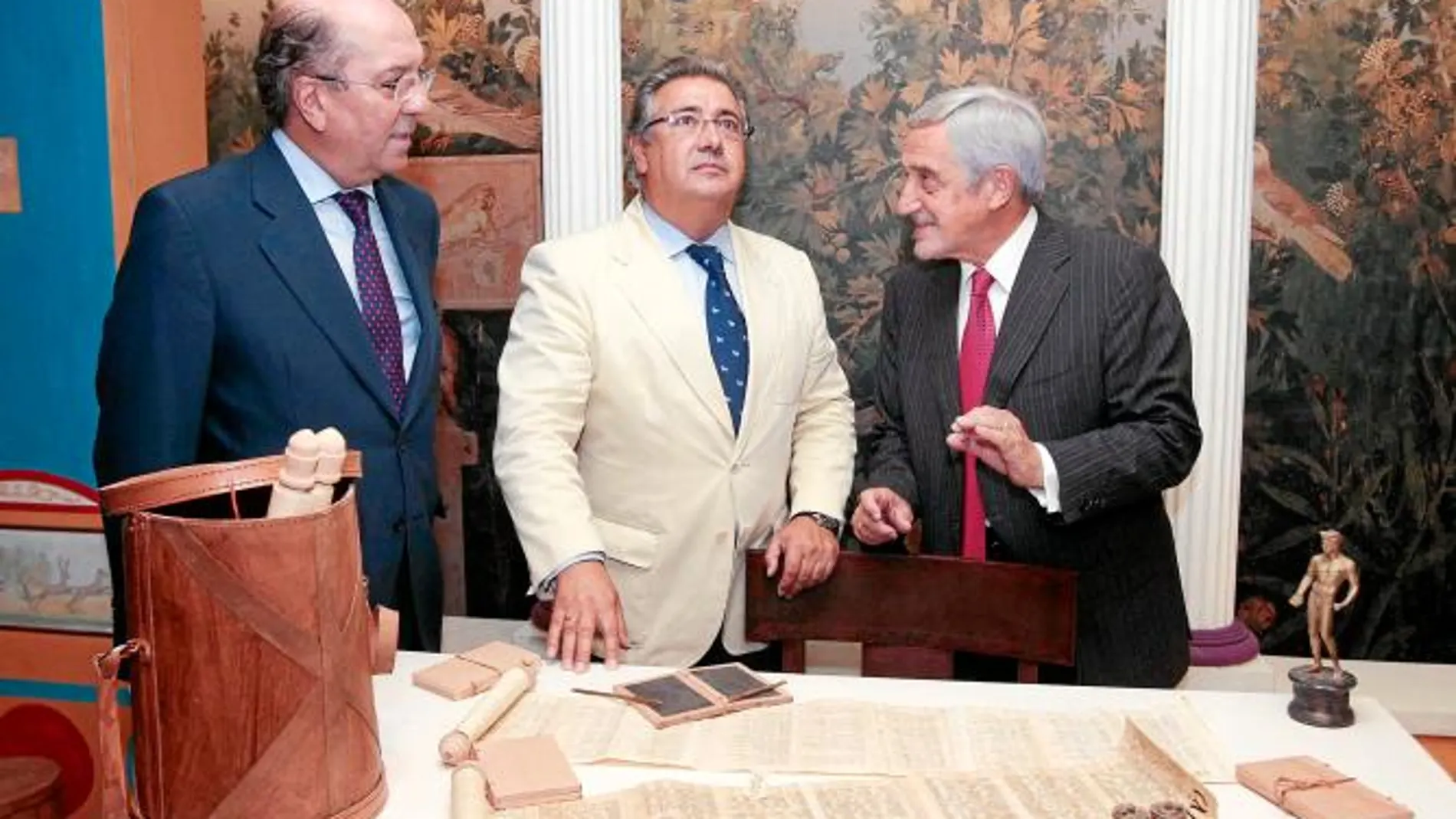 La Caixa inauguró, con la presencia del alcalde, ayer en la plaza de San Francisco la muestra «Romanorum vita. Una historia de Roma», que recrea la vida habitual de los ciudadanos romanos en la época del Imperio