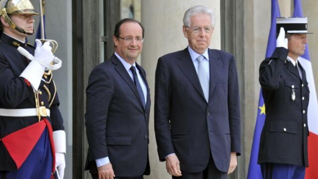 Hollande y Monti piden no bajar la guardia en la defensa de la zona euro