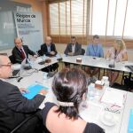 El director general del Instituto de Fomento, Juan Hernández (centro), durante la reunión mantenida con los socios europeos del proyecto YES