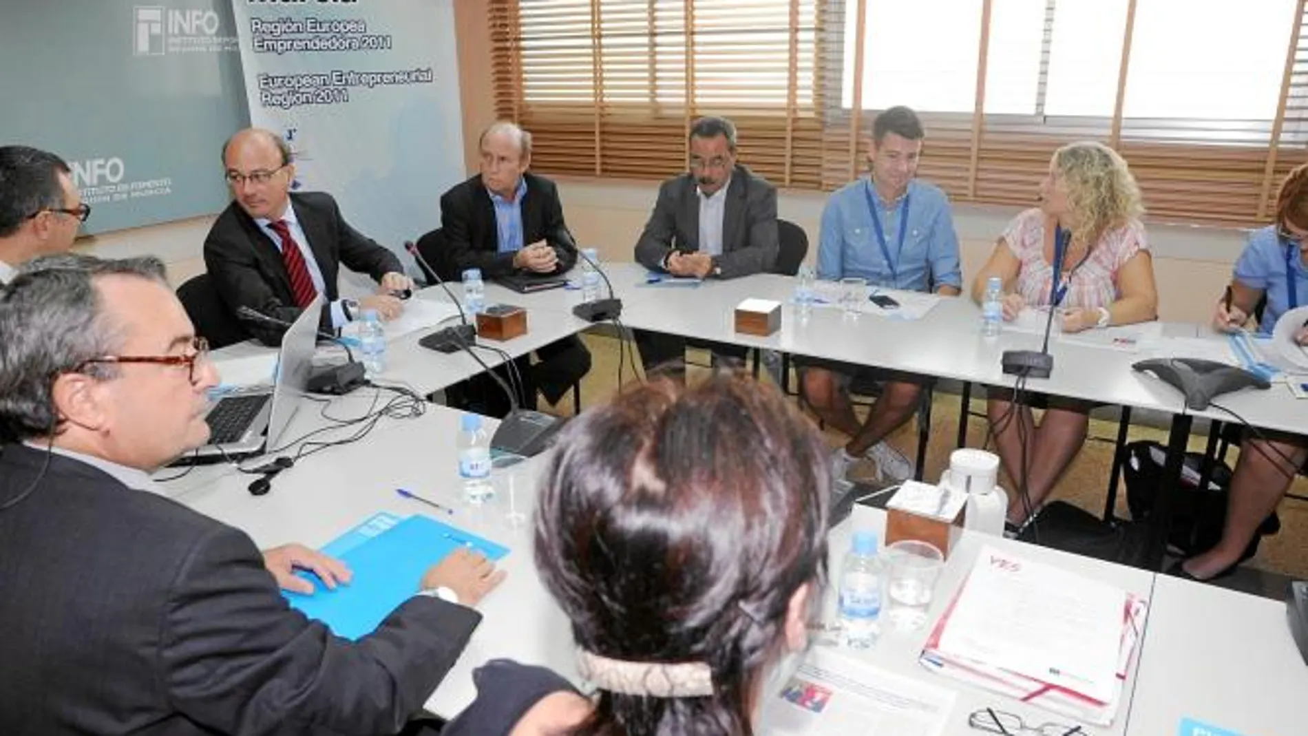 El director general del Instituto de Fomento, Juan Hernández (centro), durante la reunión mantenida con los socios europeos del proyecto YES