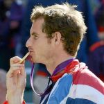 Murray besa su medalla de oro