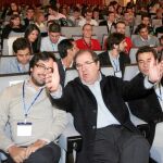 Herrera dialoga con el presidente saliente, Alfonso García Vicente