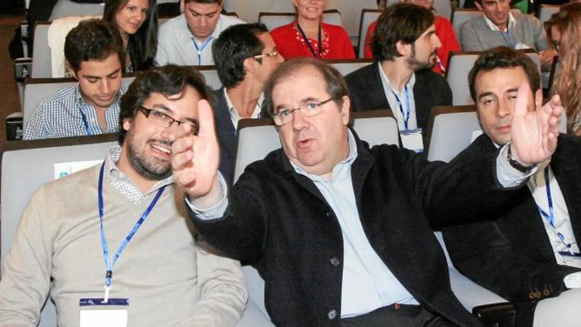 Herrera dialoga con el presidente saliente, Alfonso García Vicente