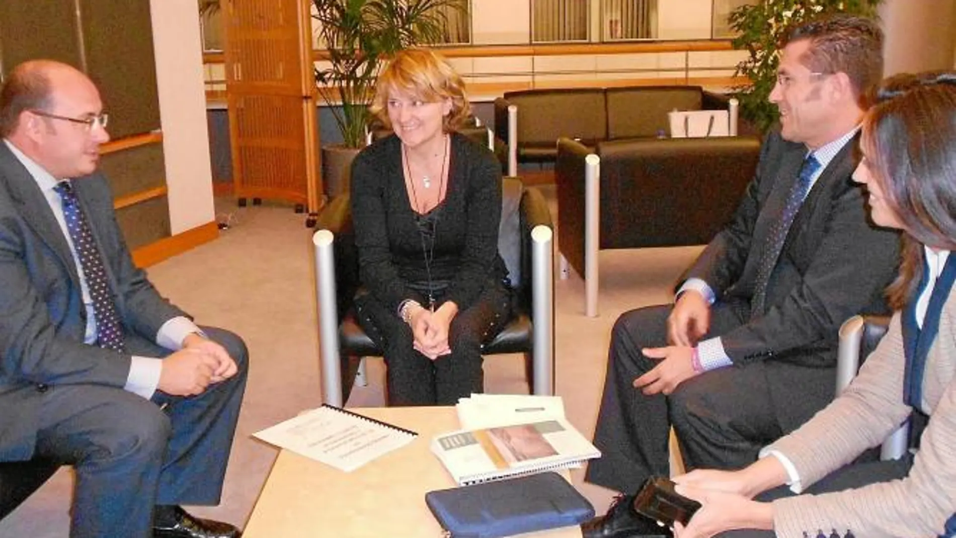 Sánchez, Estarás y Amador durante su encuentro en Bruselas