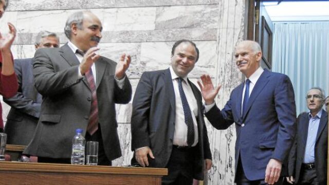Papandréu, ayer, tras su discurso en el Parlamento griego