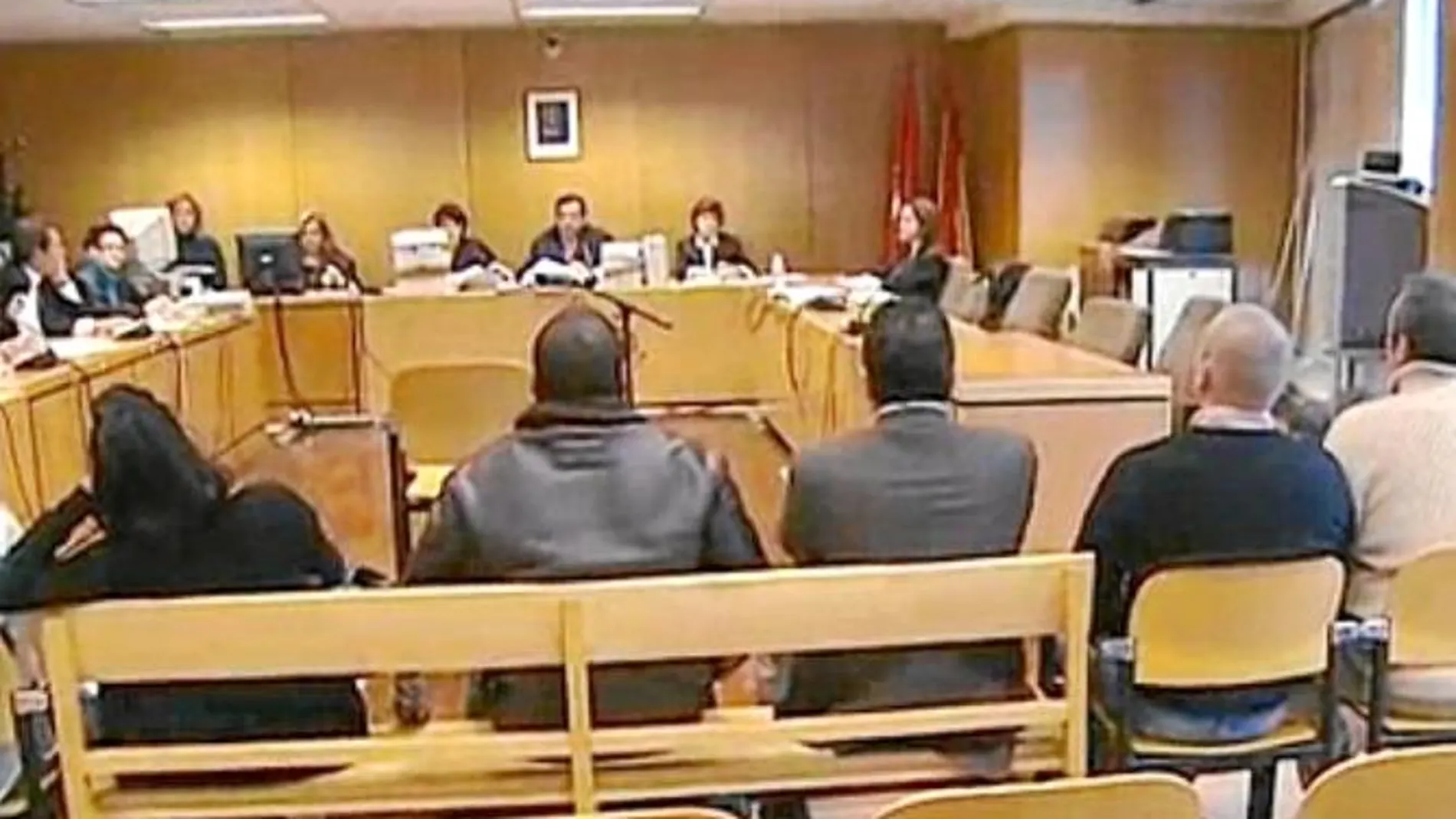 Ocho personas se sentaron ayer en el banquillo de la Audiencia Provincial imputados en el caso «El Molar»